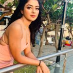 Khushi Dubey Instagram - Here’s a few from my birthday!!!😘 . . . #khushidubey #birthday #chikki #peach #pink #dress #party #chikkisharma #birthdaygirl #sunkissed #happy #love India