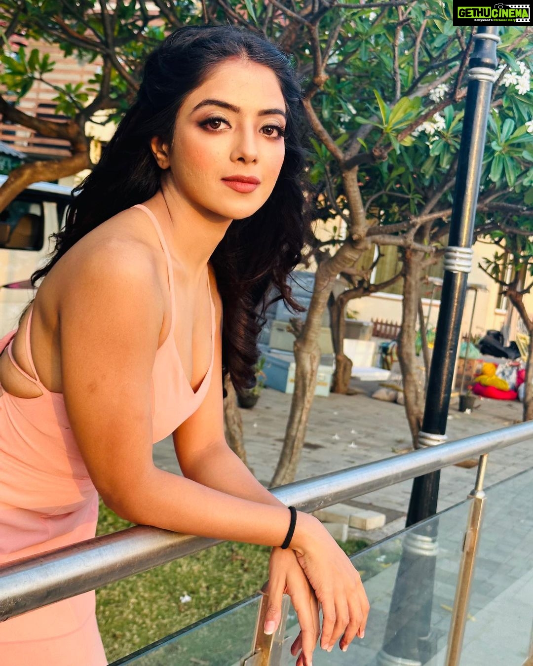 Khushi Dubey Instagram - Here’s a few from my birthday!!!😘 . . . #khushidubey #birthday #chikki #peach #pink #dress #party #chikkisharma #birthdaygirl #sunkissed #happy #love India
