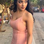 Khushi Dubey Instagram - Here’s a few from my birthday!!!😘 . . . #khushidubey #birthday #chikki #peach #pink #dress #party #chikkisharma #birthdaygirl #sunkissed #happy #love India