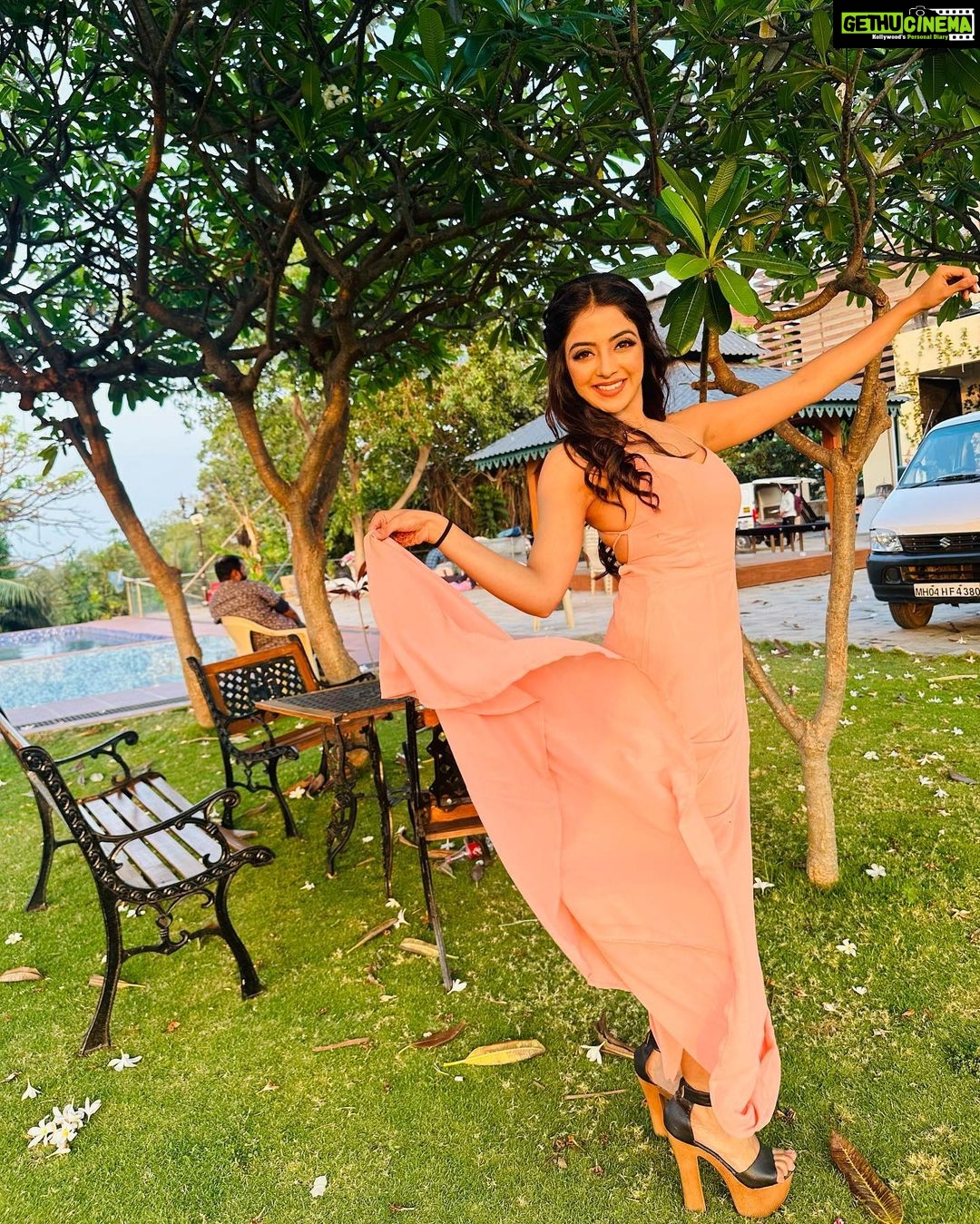 Khushi Dubey Instagram - Here’s a few from my birthday!!!😘 . . . #khushidubey #birthday #chikki #peach #pink #dress #party #chikkisharma #birthdaygirl #sunkissed #happy #love India