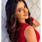 Khushi Dubey Instagram - Let modesty be your crown…. Wear it like a Queen♥️ . . . #khushidubey #khushi #chikki #chikkisharma #aashiqana #hotstar #red #indian #ethnic #grace