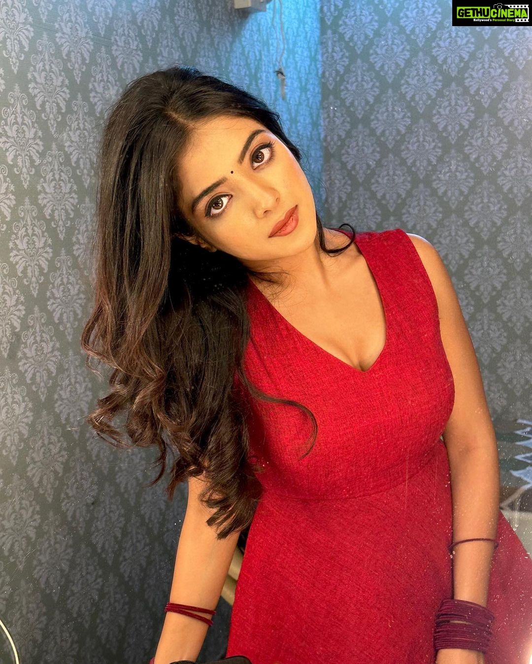 Khushi Dubey Instagram - Let modesty be your crown…. Wear it like a Queen♥️ . . . #khushidubey #khushi #chikki #chikkisharma #aashiqana #hotstar #red #indian #ethnic #grace