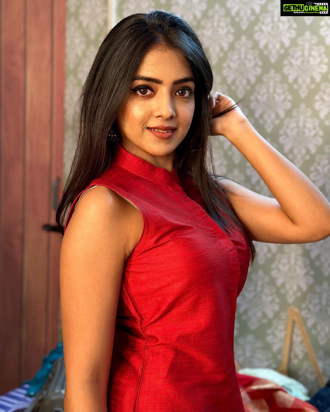 Khushi Dubey Instagram - Happy Makar Sankranti guyss!♥️🌸 Season 3 on it’s way…💫 . . . #khushidubey #khushi #khushians #red #makarsankranti #suit #traditional #indian #chikkisharma #aashiqana #chikki #shine #festive India
