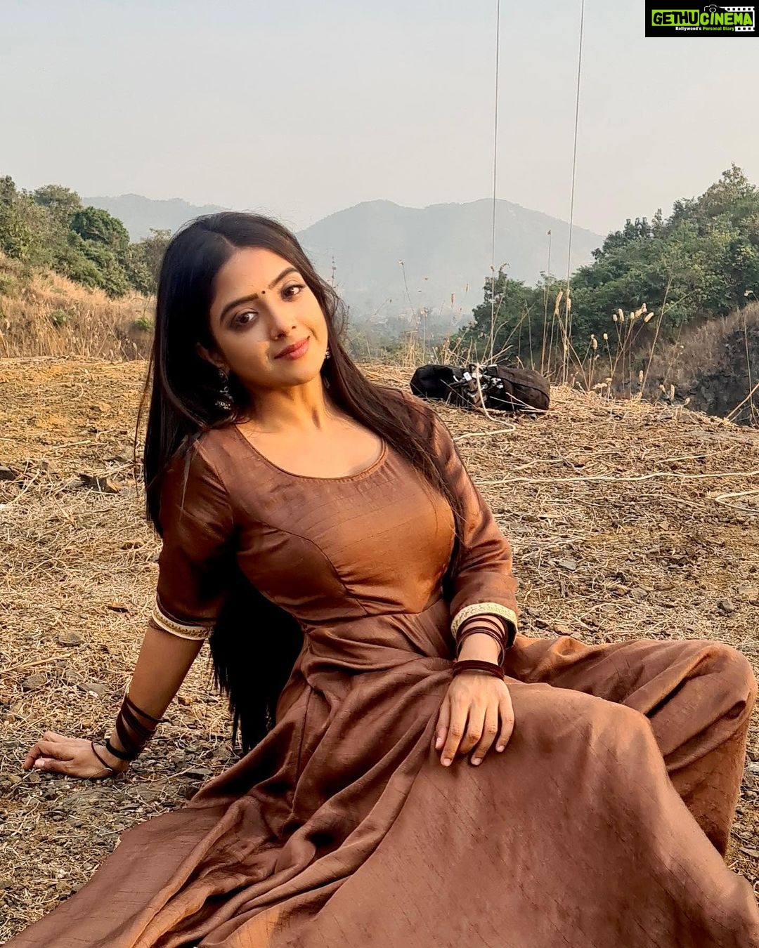 Khushi Dubey Instagram - Let’s wander where the wifi is weakkk!!🍁 . . #khushidubey #khushi #khushians #love #live #cute #chikki #chikkisharma #aashiqana #aashiqana2onhotstar #disneyplushotstar #hotstar #brown #suit #indian #scenery #landscape #mountains #shoot #climax Mumbai, Maharashtra