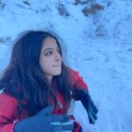 Khushi Dubey Instagram - Dashing through the snoww!!!! Merry Christmas guyss♥️🎄 In frame: Me and Santaa! . . #khushidubey #zaynibadkhan #christmas #merrychristmas #santa #jinglebells #snow #winter #season #festive #xmas #santaclause #christmasvibes #manali #cute #khushians #smile Manali, Himachal Pradesh