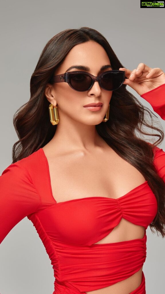 Kiara Advani Instagram - Start the year with your glam on point! Grab the season’s hottest accessories from @lenskart’s eyeconic sale with upto 60% off! I got mine, what are you buying? #Lenskart #EyeconicSale #Lenskart #KiaraAdvani#LenskartEyeconicSale #HolidaySeason #EyewearLove #ReelItFeelIt