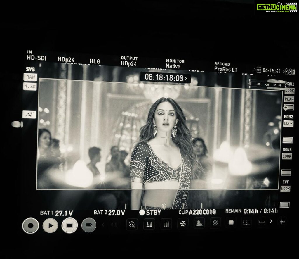 Kiara Advani Instagram - And it’s a film wrap for Katha🥹❤️🎬 #SatyapremkiKatha A film very close to my heart, a journey I will never forget, an experience I will cherish forever. Fortunate to have worked with the most passionate cast and crew who have put their heart and soul into our film. I’ve made new friends on this journey who I will love and value forever. My director @sameervidwans Sir, you’ve created magic , @kartikaaryan @shareenmantri @karandontsharma I’ll miss the trinity 😂💛 @gajrajrao Sir #SupriyaPathak Ma’am @anooradha_patel Maasi @siddharthranderia Sir @shikhatalsania and our entire cast Thank you for making me a better performer with your stellar performances.. @kamera002 you’re the best🤍 Sajid Sir @nadiadwalagrandson @namahpictures and team for making the journey soooo smooth.. and to my very own squad Thank you for being my solid support through this challenging role @makeupbylekha @mehakoberoi @natashavohra6 @raveesh_dhanu @jubinrajeshdesai 🙏🏼 Can’t wait to share our world with you in cinemas on the 29th of June ❤️🍿🎞️🎥