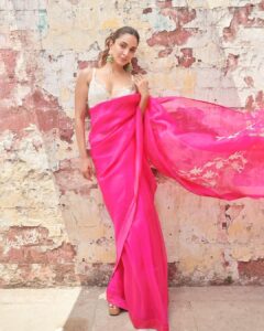 Kiara Advani Instagram - La Vie En Rose 💕

👗- @lakshmilehr @gaurvivdesai 
💇‍♀️- @priyanka.s.borkar 
💄- @savleenmanchanda 
📸- @amaker7