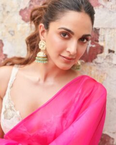 Kiara Advani Instagram - La Vie En Rose 💕

👗- @lakshmilehr @gaurvivdesai 
💇‍♀️- @priyanka.s.borkar 
💄- @savleenmanchanda 
📸- @amaker7