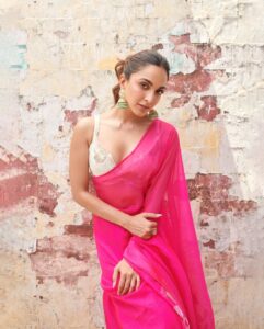 Kiara Advani Instagram - La Vie En Rose 💕

👗- @lakshmilehr @gaurvivdesai 
💇‍♀️- @priyanka.s.borkar 
💄- @savleenmanchanda 
📸- @amaker7