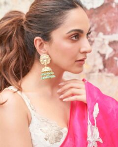 Kiara Advani Instagram - La Vie En Rose 💕

👗- @lakshmilehr @gaurvivdesai 
💇‍♀️- @priyanka.s.borkar 
💄- @savleenmanchanda 
📸- @amaker7