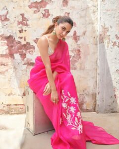 Kiara Advani Instagram - La Vie En Rose 💕

👗- @lakshmilehr @gaurvivdesai 
💇‍♀️- @priyanka.s.borkar 
💄- @savleenmanchanda 
📸- @amaker7
