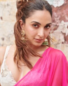 Kiara Advani Instagram - La Vie En Rose 💕

👗- @lakshmilehr @gaurvivdesai 
💇‍♀️- @priyanka.s.borkar 
💄- @savleenmanchanda 
📸- @amaker7