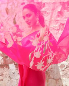Kiara Advani Instagram - La Vie En Rose 💕

👗- @lakshmilehr @gaurvivdesai 
💇‍♀️- @priyanka.s.borkar 
💄- @savleenmanchanda 
📸- @amaker7