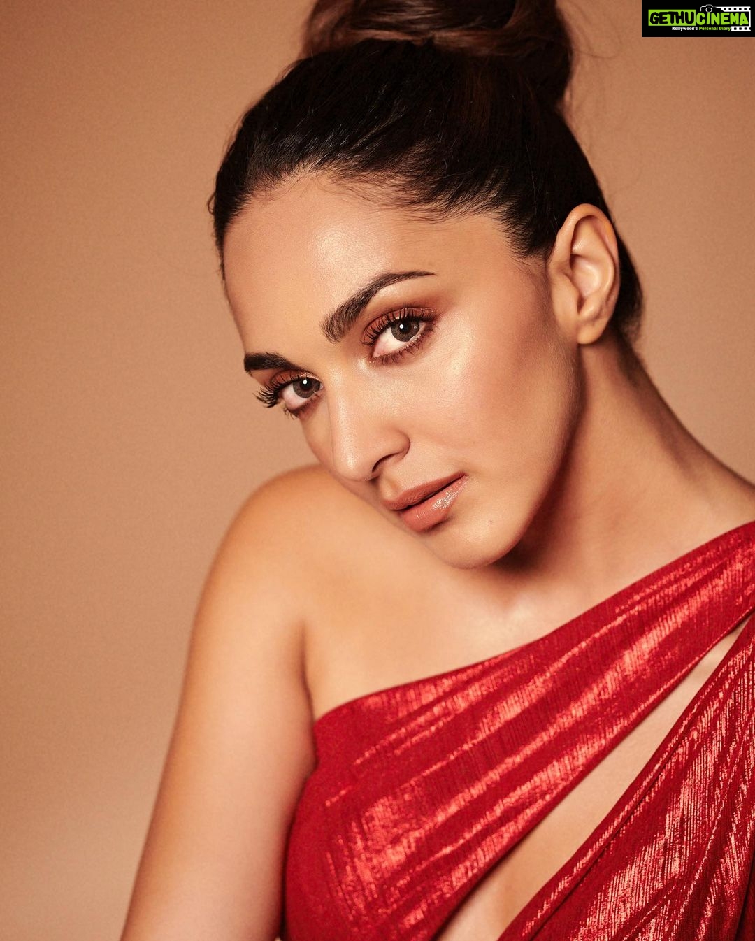 Kiara Advani Instagram - The dream team - @lakshmilehr @makeupbylekha @mehakoberoi ❤️🔥❤️🔥❤️🔥