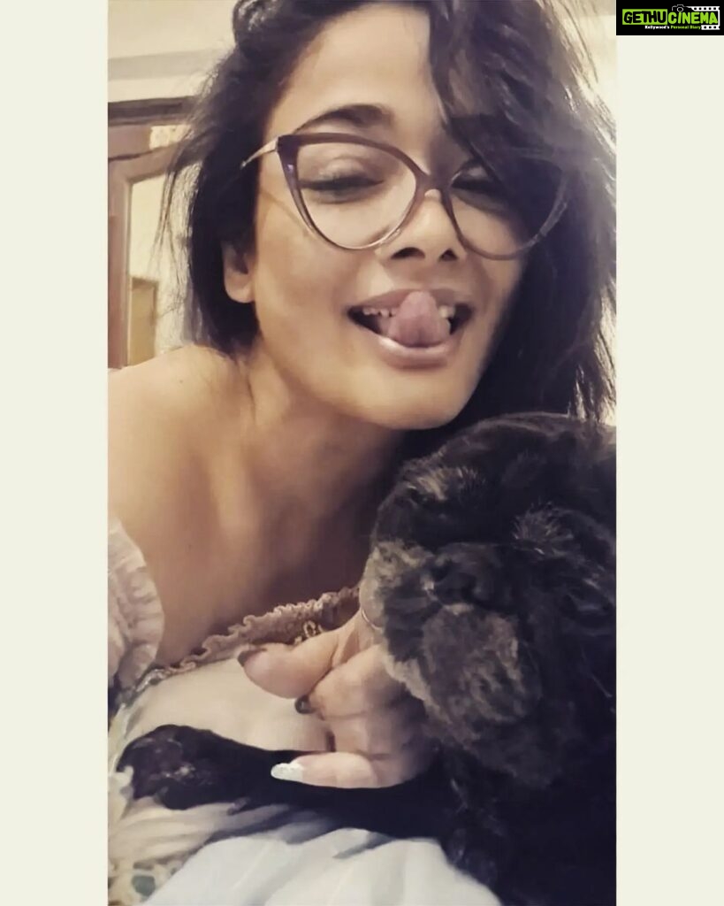 Kiran Rathod Instagram - The only way love can last a lifetime is if it's unconditional. #loveisdog #myworld #barfi #angel #chumchum #💞