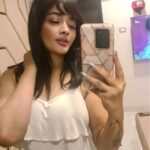 Kiran Rathod Instagram - French bangs suits me ... ..I guess ... what say ...!?💫 Loving this 💖 And this song too 💞 #buhebariyan #reels #reelitfeelit