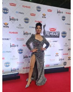 Kiran Rathod Instagram - A Night Full Of Stars 🌟 🤩 ✨️ 💛 💖 

#filmfare #filmfaresouth #parlefilmfareawardssouth #filmfareawards2022