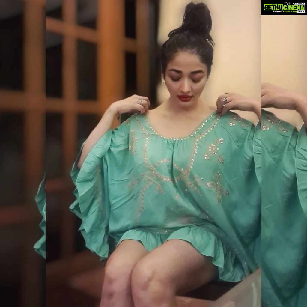 Kiran Rathod Instagram - “She is the most beautiful pattern of beauty on the fabric of love” ... . #lookoftheday #picoftheday #photooftheday #instagood #instalike #instamood #travel #photography #beauty #life #beautiful #love #peace #happiness #prettygirl #goa
