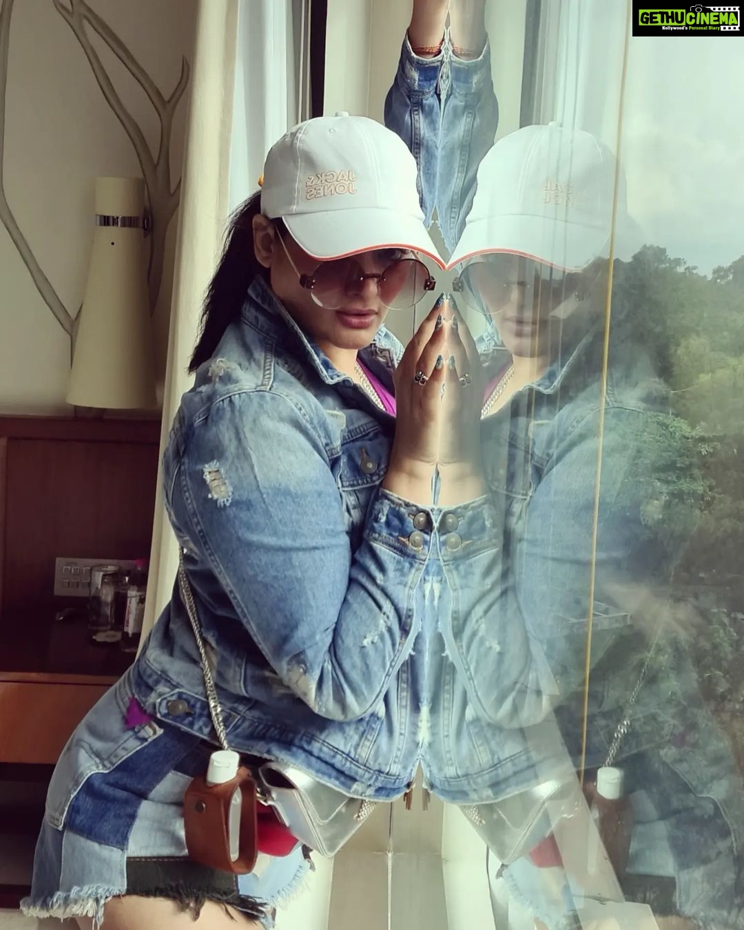 Kiran Rathod Instagram - "Two things define you: Your patience when you have nothing and your attitude when you have everything." –George Bernard Shaw. . . . . . . . . . . . . . . . . . . . . . . #Instagram #insta #instagood #instamood #instadaily #instalike #instareel #picoftheday #lookoftheday #photo #photooftheday #style #fashion #jewelry #design #festive #occasion #trending #blessed