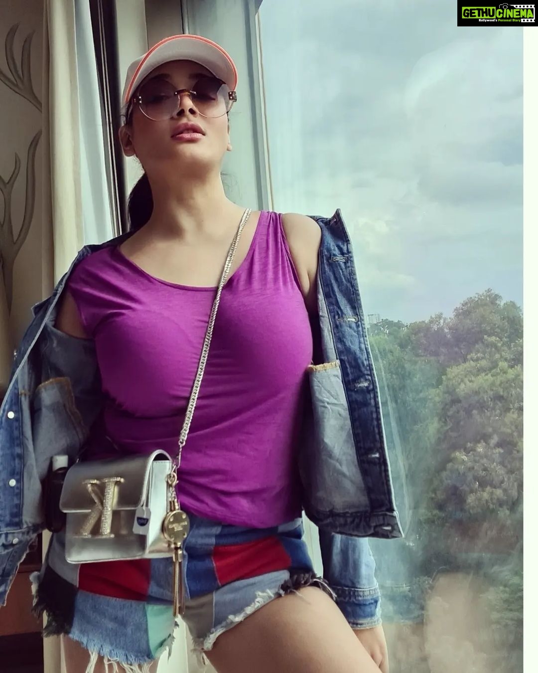 Kiran Rathod Instagram - "Two things define you: Your patience when you have nothing and your attitude when you have everything." –George Bernard Shaw. . . . . . . . . . . . . . . . . . . . . . . #Instagram #insta #instagood #instamood #instadaily #instalike #instareel #picoftheday #lookoftheday #photo #photooftheday #style #fashion #jewelry #design #festive #occasion #trending #blessed