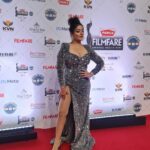 Kiran Rathod Instagram - A Night Full Of Stars 🌟 🤩 ✨️ 💛 💖 #filmfare #filmfaresouth #parlefilmfareawardssouth #filmfareawards2022 Bangalore, India