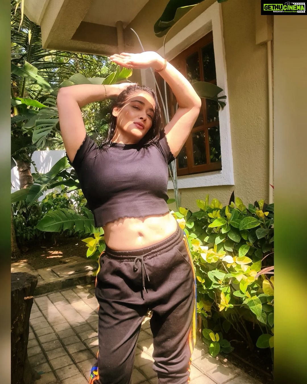Kiran Rathod Instagram - The Girl was in the Backyard .......!! Minding her own Business ...............!!!! . . . . . . . . . . . . . . #instagood #instagram #instamood #insta #instalike #instaphoto #instadaily #picoftheday #pic #picture #photo #photooftheday #look #lookoftheday # looks #beauty #beautiful #beautifulgirl #style #sun #sand # sea # beach #happiness #happy #kiranrathod #kiranrathore #keirarathore #Kiki #key #black blackoutfit #superfresh