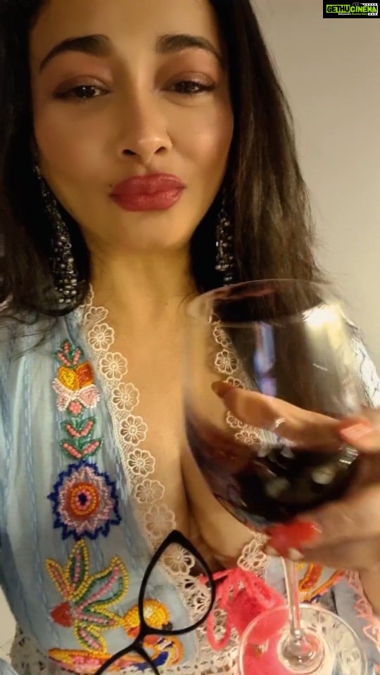 Kiran Rathod Instagram - UNCUT 🍾🍾 WEEKEND MOOD 😘🍷🍷🍷 #nofilter #UNCUT #weekend #FRIDAY