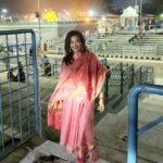Kiran Rathod Instagram - Pictures say it all How Happy I feel 😇😇 When I am here 💝💖💗💓💞💞 Love to all 😘🤗🤗 #govindagovinda #tirupatibalaji #kamadaekadashi #saturday #april1st #April Tirumala Tirupati Devasthanam, Andhra Pradesh, India