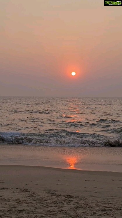 Kiran Rathod Instagram - अगर मैं लहर बनूँ तो तुम किनारा बन जाना, सफर में बहक जाऊं तो तुम सहारा बन जाना. . . . . . . . . #beach #sea # sun #sand #sunset #beachlife #pugs #pugsofinstagram #dogmom #doglover #instareels