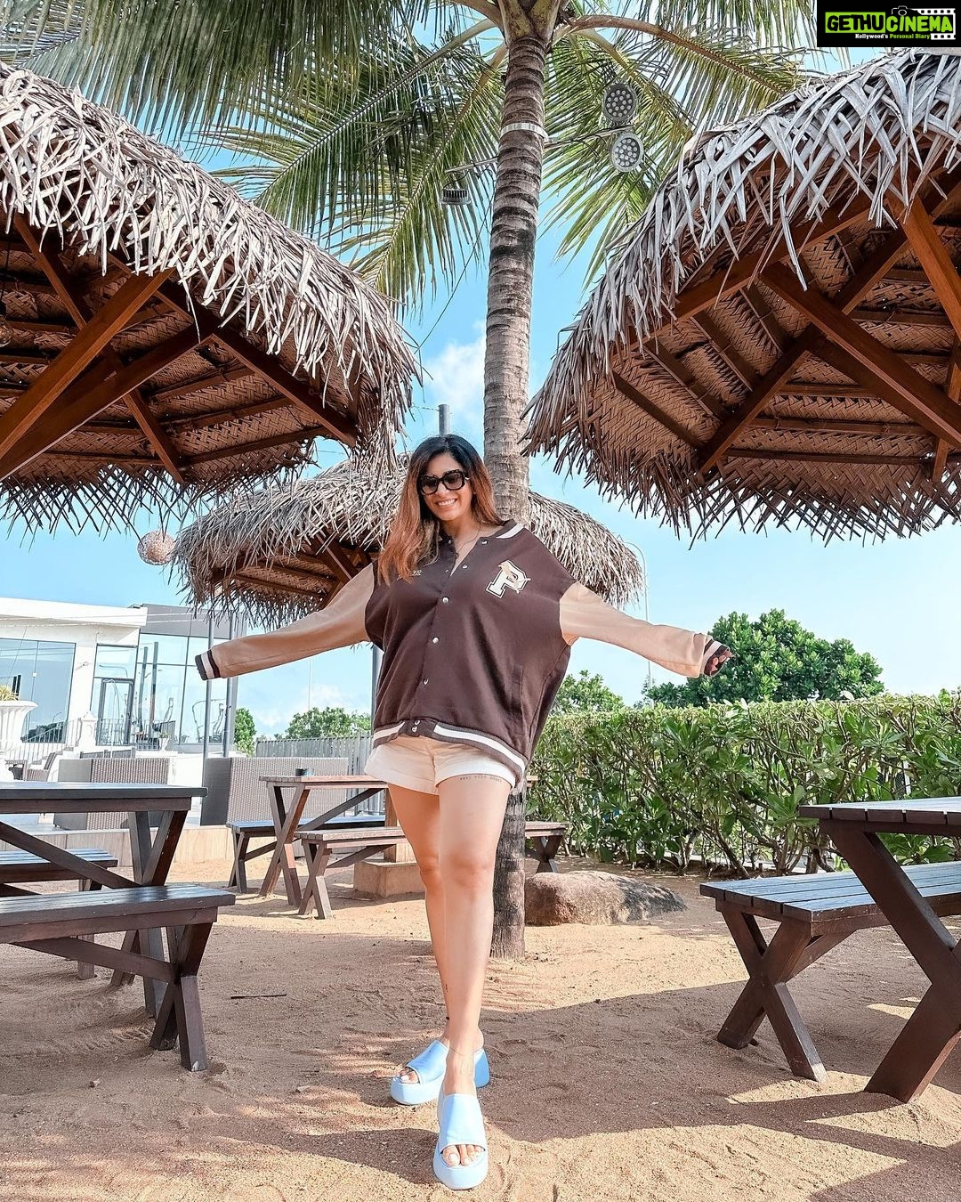 Kishwer Merchant Instagram - 1st pic : whats the plan ? 🤷♀️ 2nd pic : I don't know 💁♀️ 3rd pic : let's go have coffee 🙎♀️
