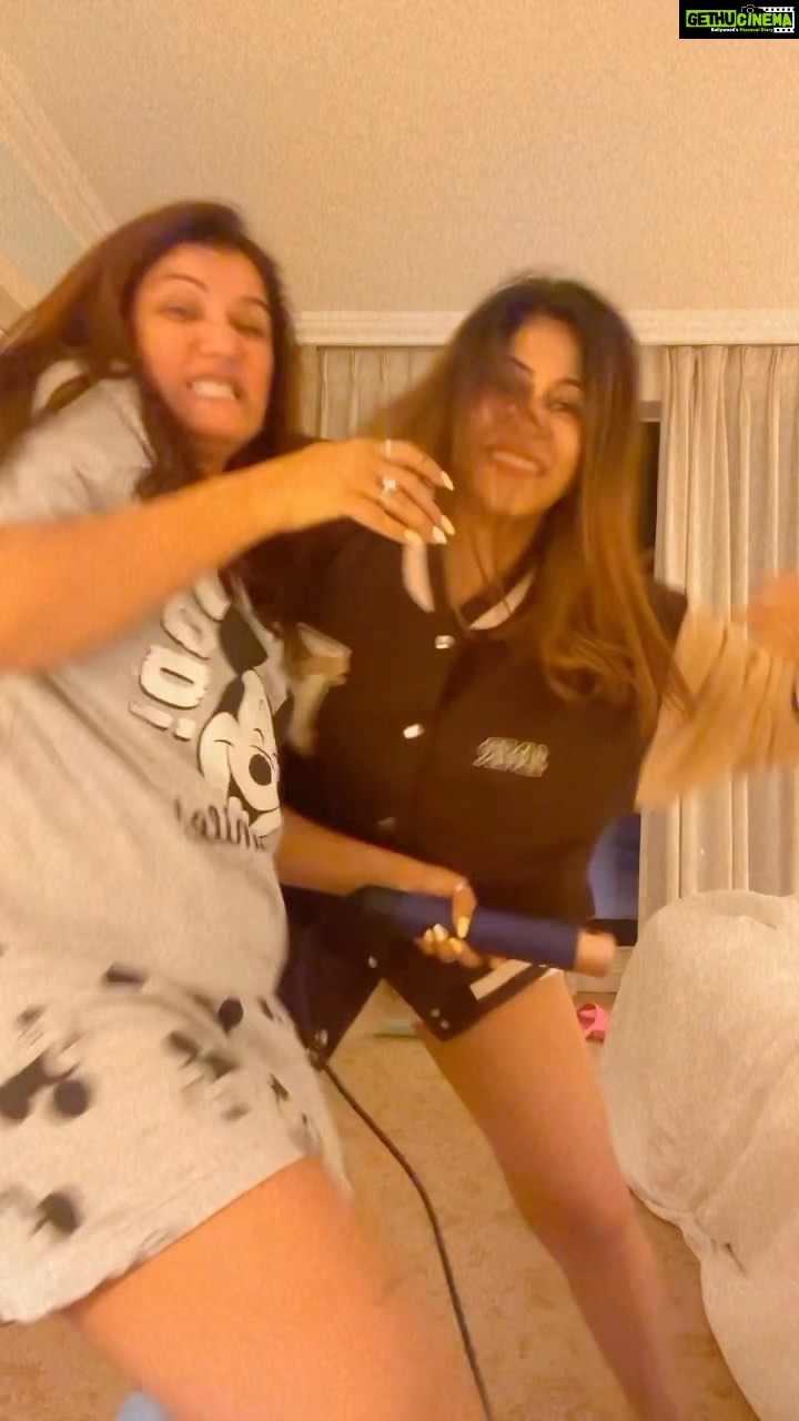 Kishwer Merchant Instagram - Kya mai achaa nahi gaati 🙄🤣😝 Batao Zara . #funnyvideos #funnyreels #comedy #comedyreels #comedyvideos #sistersinlaw #funtimes #srilanka Columbo, Sri Lanka