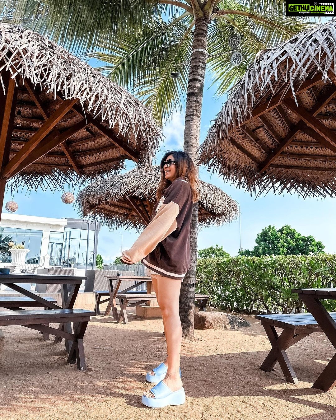 Kishwer Merchant Instagram - 1st pic : whats the plan ? 🤷♀️ 2nd pic : I don't know 💁♀️ 3rd pic : let's go have coffee 🙎♀️