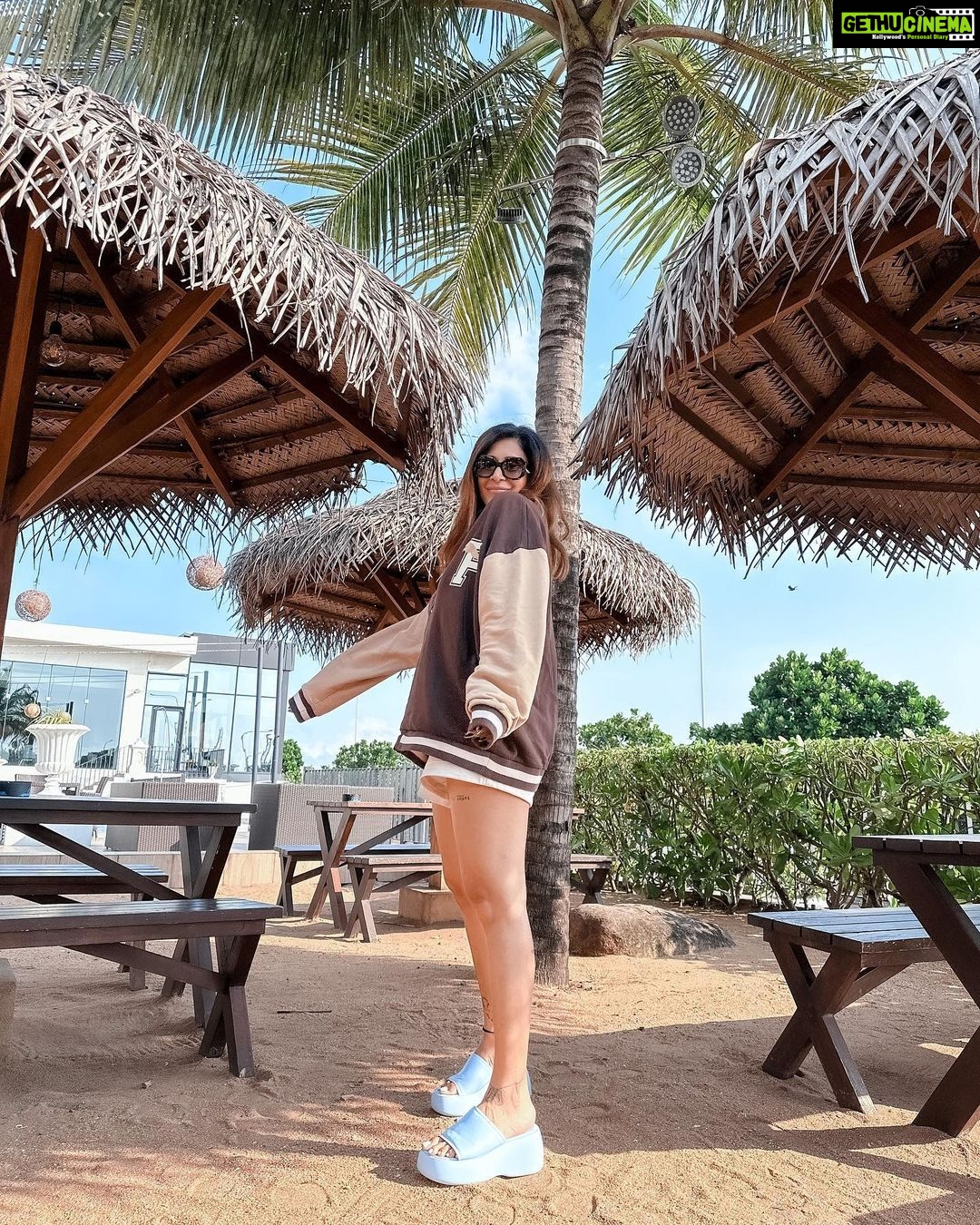 Kishwer Merchant Instagram - 1st pic : whats the plan ? 🤷♀️ 2nd pic : I don't know 💁♀️ 3rd pic : let's go have coffee 🙎♀️