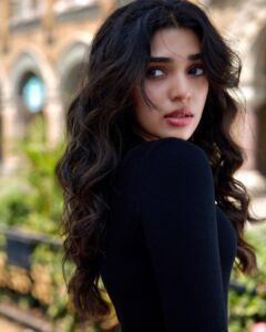 Krithi Shetty Instagram - Let light into your life and see how it fills up the empty space 🖤🤍 
#positivity #happiness #love 
📸- @prabal