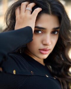 Krithi Shetty Instagram - Let light into your life and see how it fills up the empty space 🖤🤍 
#positivity #happiness #love 
📸- @prabal