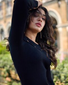 Krithi Shetty Instagram - Let light into your life and see how it fills up the empty space 🖤🤍 
#positivity #happiness #love 
📸- @prabal