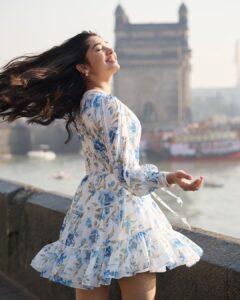 Krithi Shetty Instagram - Here’s how I spent my #sunday 🦋🌼
#sundayvibes #aboutlastweekend #gatewayofindia 
📸- @prabal ✨