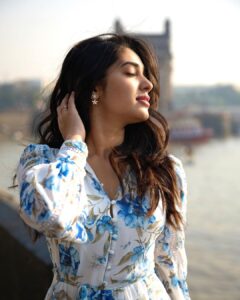 Krithi Shetty Instagram - Here’s how I spent my #sunday 🦋🌼
#sundayvibes #aboutlastweekend #gatewayofindia 
📸- @prabal ✨