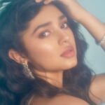 Krithi Shetty Instagram – Dreamy vibes 🌸 
•
•
Outfit – @seemagujraldesign
Jewelry- @karnikajewelshyd
Styled by – @ashwin_ash1 & @hassankhan_3 
Shot by – @eshaangirri 
H&M – @chaks_makeup @venkymakeupstudio