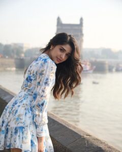Krithi Shetty Instagram - Here’s how I spent my #sunday 🦋🌼
#sundayvibes #aboutlastweekend #gatewayofindia 
📸- @prabal ✨
