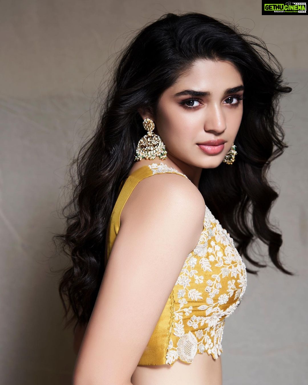 Krithi Shetty Instagram - Sending positive energy to all of you 🤗🤗🤗 #spreadpositivity • • • Styled by @tanishqmalhotraa Wearing @prishostore Bangle and ring @ajewelsbyanmol Earrings by @goldenwindow @ascend.rohank Assisted by @thestylethesaurus_ Makeup @sadhnasingh1 Hair @kamaldeepss Photographer @venurasuri