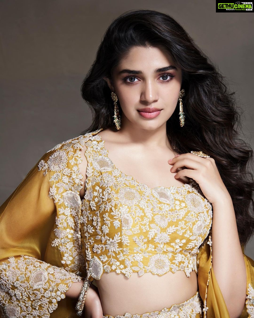 Krithi Shetty Instagram - Sending positive energy to all of you 🤗🤗🤗 #spreadpositivity • • • Styled by @tanishqmalhotraa Wearing @prishostore Bangle and ring @ajewelsbyanmol Earrings by @goldenwindow @ascend.rohank Assisted by @thestylethesaurus_ Makeup @sadhnasingh1 Hair @kamaldeepss Photographer @venurasuri