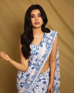 Krithi Shetty Instagram - Me and my never ending #sareelove 💙🤍 
•
•
• 
Styled by @jukalker
Styling team @pratimajukalker 
Outfit : @baisegaba with @the.yellow.dot 
Jewellery @mortantra @spiffypublicrelations
Makeup @pinkylohar 
Hair @kamaldeepss 
Photographer @pranav.foto