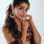 Krithi Shetty Instagram - A fresh start isn’t a new place…..it’s a new mindset 🌸 #believeinyourself • • • Styled by @jukalker Styling team @pratimajukalker Outfit : @aisharaoofficial @quirkbrandconsulting Jewellery : @mortantra @spiffypublicrelations Makeup @pinkylohar Hair @kamaldeepss Photographer @ishan.n.giri Asst @louis_prashanth Retoucher @enhancingmoments