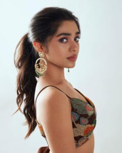 Krithi Shetty Instagram - A fresh start isn’t a new place…..it’s a new mindset 🌸 #believeinyourself 
•
•
•
Styled by @jukalker
Styling team @pratimajukalker 
Outfit : @aisharaoofficial @quirkbrandconsulting
Jewellery :
@mortantra @spiffypublicrelations
Makeup @pinkylohar 
Hair @kamaldeepss 
Photographer @ishan.n.giri
Asst @louis_prashanth
Retoucher @enhancingmoments
