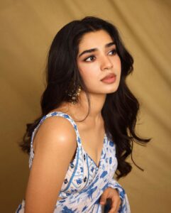 Krithi Shetty Instagram - Me and my never ending #sareelove 💙🤍 
•
•
• 
Styled by @jukalker
Styling team @pratimajukalker 
Outfit : @baisegaba with @the.yellow.dot 
Jewellery @mortantra @spiffypublicrelations
Makeup @pinkylohar 
Hair @kamaldeepss 
Photographer @pranav.foto