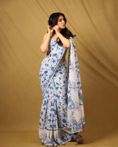 Krithi Shetty Instagram - Me and my never ending #sareelove 💙🤍 
•
•
• 
Styled by @jukalker
Styling team @pratimajukalker 
Outfit : @baisegaba with @the.yellow.dot 
Jewellery @mortantra @spiffypublicrelations
Makeup @pinkylohar 
Hair @kamaldeepss 
Photographer @pranav.foto