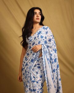 Krithi Shetty Instagram - Me and my never ending #sareelove 💙🤍 
•
•
• 
Styled by @jukalker
Styling team @pratimajukalker 
Outfit : @baisegaba with @the.yellow.dot 
Jewellery @mortantra @spiffypublicrelations
Makeup @pinkylohar 
Hair @kamaldeepss 
Photographer @pranav.foto