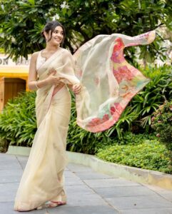 Krithi Shetty Instagram - #custody 🥰 
•
•
Styled by @tanishqmalhotraa
Wearing @rajiramniq
Photographer @kiransaphotography 
Earrings & Kadas by @ajewelsbyanmol
Ring by @aulerthofficial
Assited by @thestylethesaurus_ 
M & H @pinkylohar @kamaldeepss